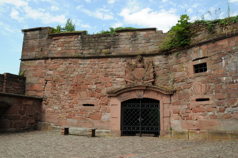 DSC_3615_1.jpg - Majestátní budova z červeného pískovce se tyčí nad městem a je obklopena krásnými zahradami, které byly vybudovány v 19. století.