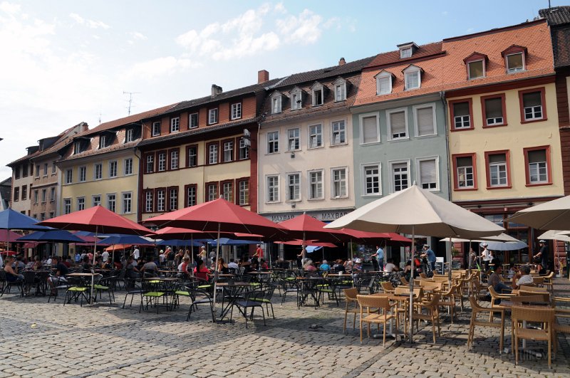 DSC_3809_1.jpg - Centrum tvoří náměstí s jednou z mnoha krásných heidelberských kašen, se vznešenými měšťanskými domy, početnými kavárnami a ještě hojnějšími obchůdky.