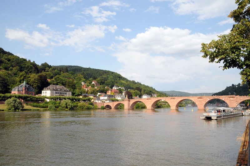 DSC_3865_1.jpg - Most přes řeku Neckar je v Heidelbergu již od roku 1248 a původně byl jen ze dřeva. Středověká mostní brána byla součástí městského opevnění a sloužila jako strážní budova.