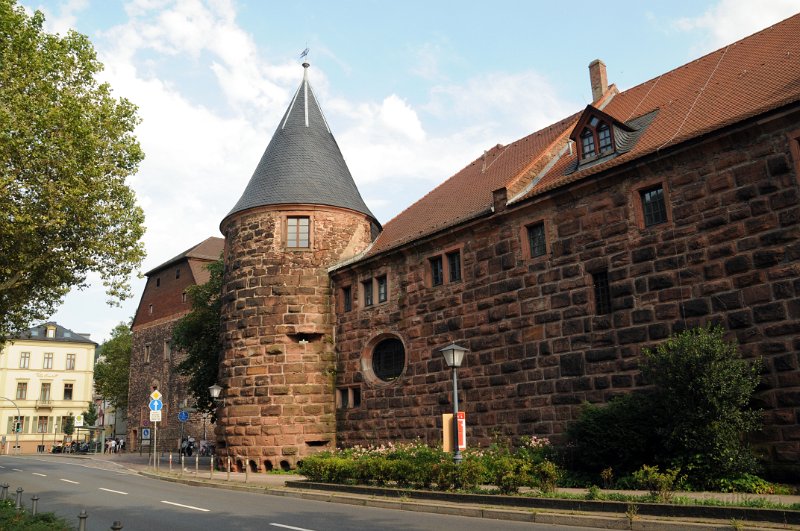 DSC_3889_1.jpg - Další původně obranná stavba je Marstall. Tvořily ji věže a 135 m dlouhá zeď podél nábřeží Neckaru. Postavena asi 1510. Sloužila jako zbrojnice pro válečné případy. Jméno Marstall zůstalo po dříve vedle stojících stájích. Dnes je v těchto prostorách univerzitní menza.