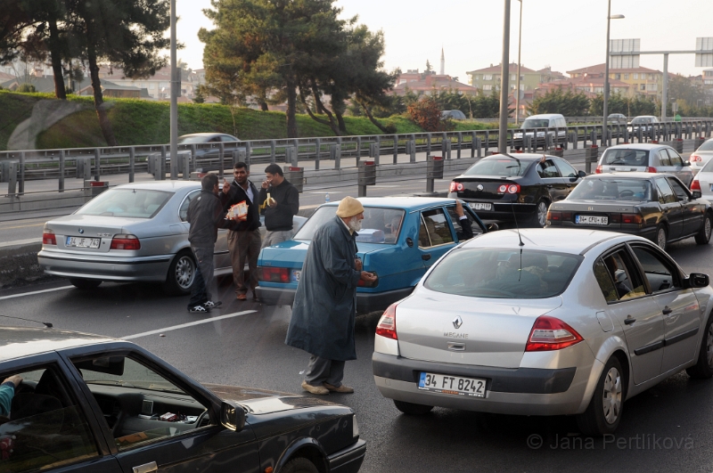 DSC_3903_1.jpg - Mezi istanbulčany prodávajícími své zboží se sem tam objeví i žebrák.