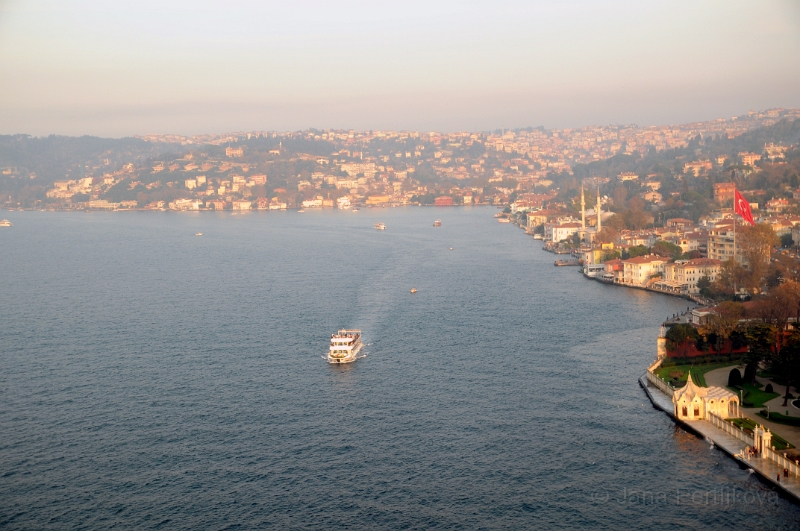 DSC_3927_1.jpg - Pohled na Bospor z mostu. Bospor je mořská úžina oddělující Černé a Marmarské moře ležící u pobřeží Turecka. Je dlouhá 29 kilometrů a široká necelé 4 kilometry. Odděluje evropskou a asijskou pevninu. Na obou březích pevninské části průlivu se rozkládá město Istanbul.
