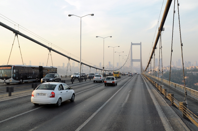 DSC_3929_1.jpg - Vjíždíme na Bosporský most. Most je umístěn mezi městskými částmi Ortaköy na evropské straně a Beylerbey na asijské straně.