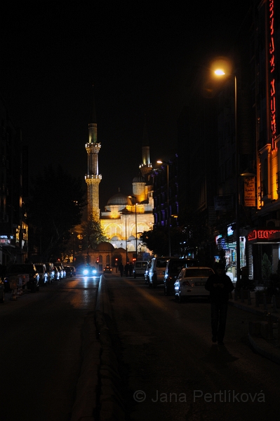 DSC_3963_1.jpg - Nejdříve jsme zamířili ke krásně nasvícené mešitě Şehzade na kopci nad hotelem.