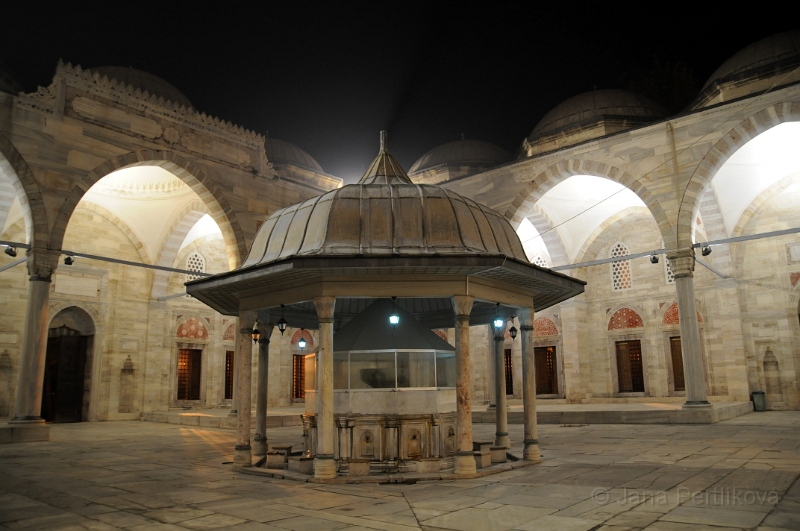 DSC_3989_1.jpg - Na nádvoří mešity Şehzade je fontána pro rituální omívání, jejíž stavbu později financoval sultán Murat IV.