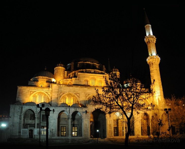 DSC_4001,2_2.JPG - Kopule mešity Şehzade o průměru 19 metrů se klene do výšky 37 metrů.