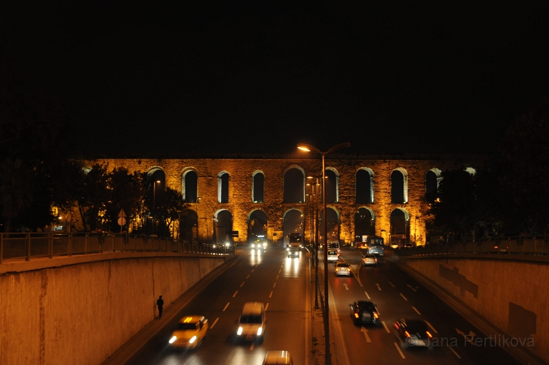 DSC_4028.JPG - Valentiánův akvadukt kříží (i v noci) rušný Atatürkův bulvár.
