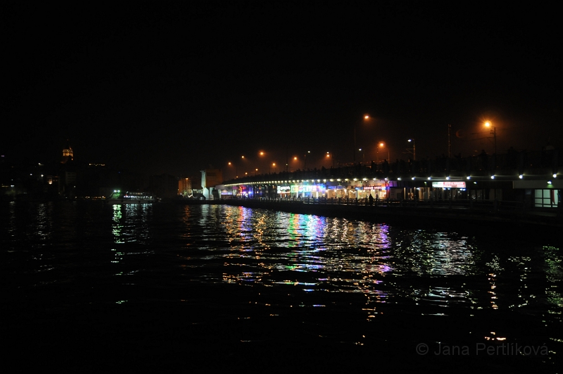 DSC_4090.JPG - Galatský most je zvláštní. V horním patře jezdí auta a tramvaje, dolní patro je plné restaurací a krámků, které mají otevřeno do noci.