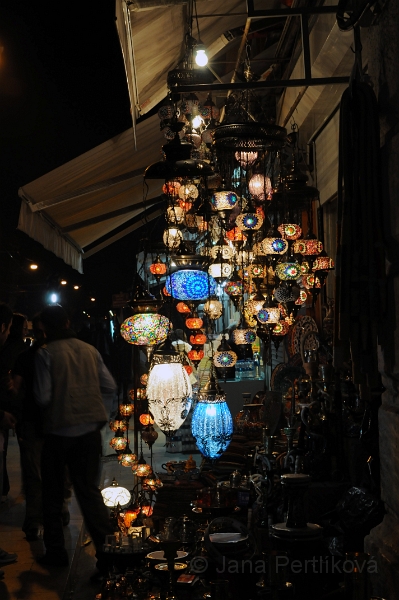 DSC_4224_1.jpg - Obchod s lampami upoutá hlavně v noci, když se všechny lampy rozzáří.