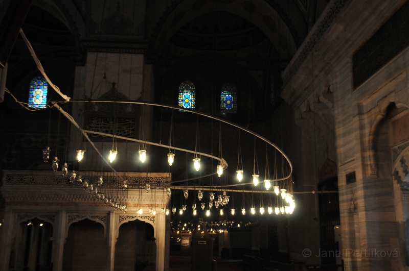 DSC_4273_1.jpg - Osvětlení v mešitách je úplně jiné, než jsme zvyklí z evropských kostelů. Od stropu jsou spuštěné držáky spousty žárovek až do výšky cca 2 metry nad podlahu.