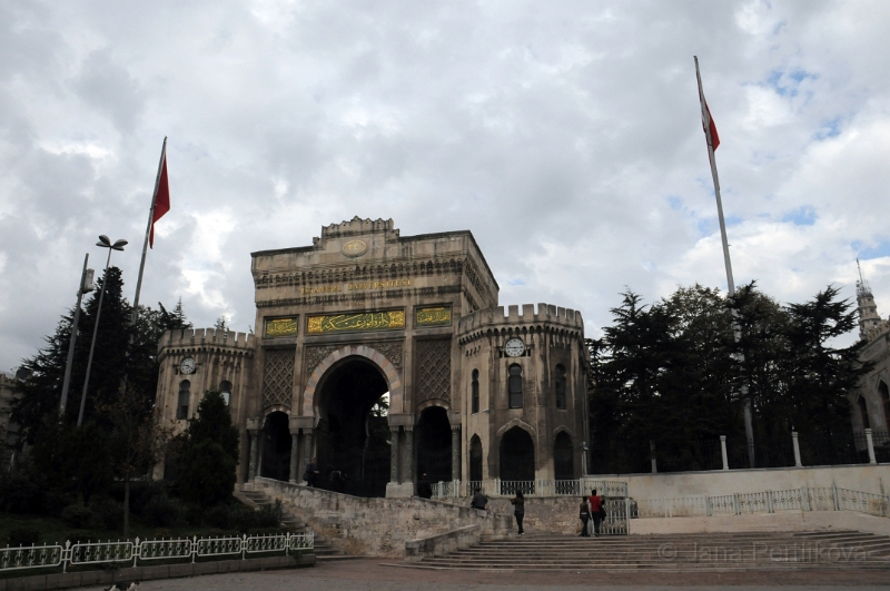 DSC_4297_1.jpg - Druhý den jsme zamířili k mešitě Bayeda II. Monumentální brána na náměstí před mešitou je bránou na istanbulskou universitu Bilgi.