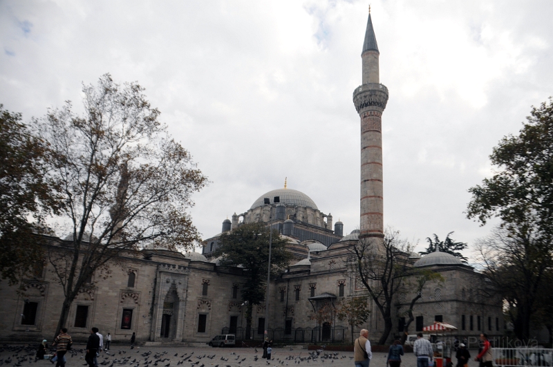 DSC_4305_1.jpg - Mešitu Bayezida II. i s jejími 2 minarety jsme nechali za sebou a pokračujeme dál do centra.