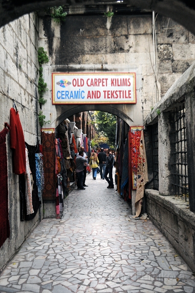 DSC_4315_1.jpg - Po cestě jsme nakoukli do starého kobercového bazaru na ulici Yeniçeriler Cd.