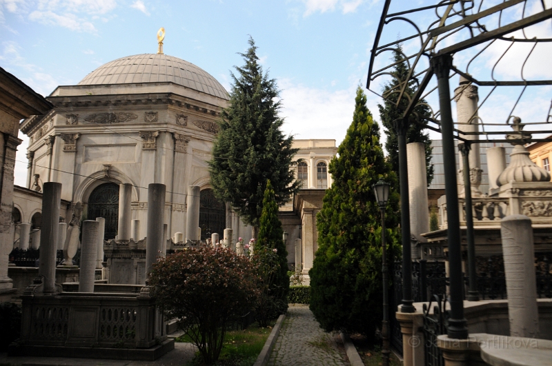 DSC_4356_1.jpg - Dominantou hřbitova Ahmet Tevfik Pasa Mezari je masoleum Sultána II. Mahmuta.
