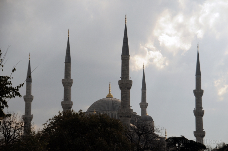 DSC_4359_1.jpg - Konečně jsme dorazili do centra Istanbulu, do parku Sultána Ahmeta, který je obklopený památkami, jakou je například Modrá mešita s vysokými minarety.