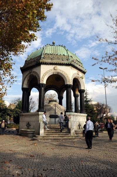 DSC_4360_1.jpg - Německá fontána na severním kraji parku byla v roce 1900 postavena na památku 2. výročí návštěvy německého císaře Wihelma II. Fontána byla postavena v Německu, poté rozebrána a znovu složena v Istanbulu.