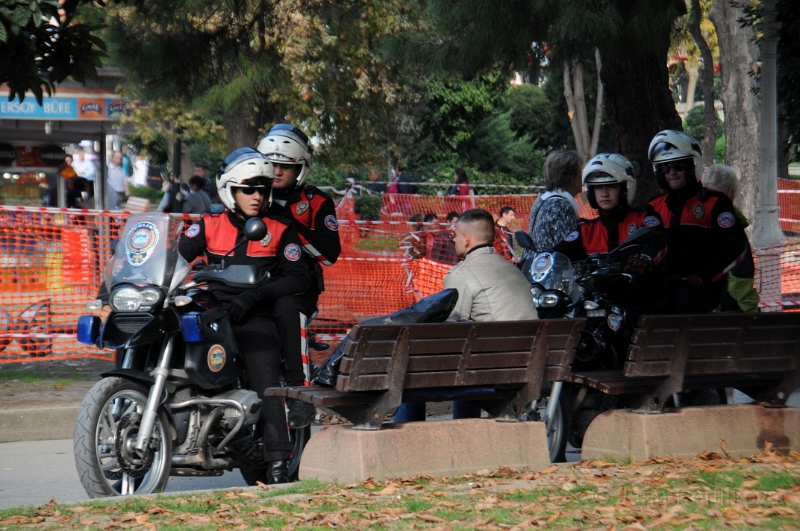 DSC_4363_1.jpg - Na všechno dohlížejí policejní hlídky ve "dvojitých dvojicích". Nikdy jsme je neviděli samostatně. Vždy 2 motorky po dvou policajtech.