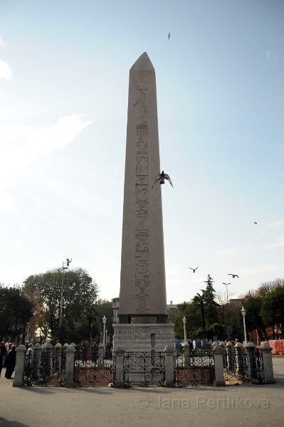 DSC_4367_1.jpg - Theodosiův obelisk stojící  v prostředku parku má dlouhou historii. Poprvé byl vztyčen králem Tutmosesem III (-1479-1425) v Karnaku, poté 357 převezen císařem Constantinem II. do Alexandrie a nakonec v roce 390 Theodosiem I. převezen do Constantinopole a vztyčen na Hippodromu.
