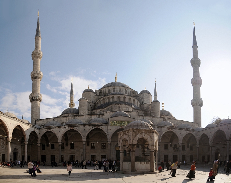 DSC_4394,5,6,7,8,9_4.jpg - Z parku jsme se zašli podívat na nádvoří Mešity Sultan Ahmet, nazývané také Modrá mešita. Je to nejznámější mešita ve městě a má 6 minaretů.