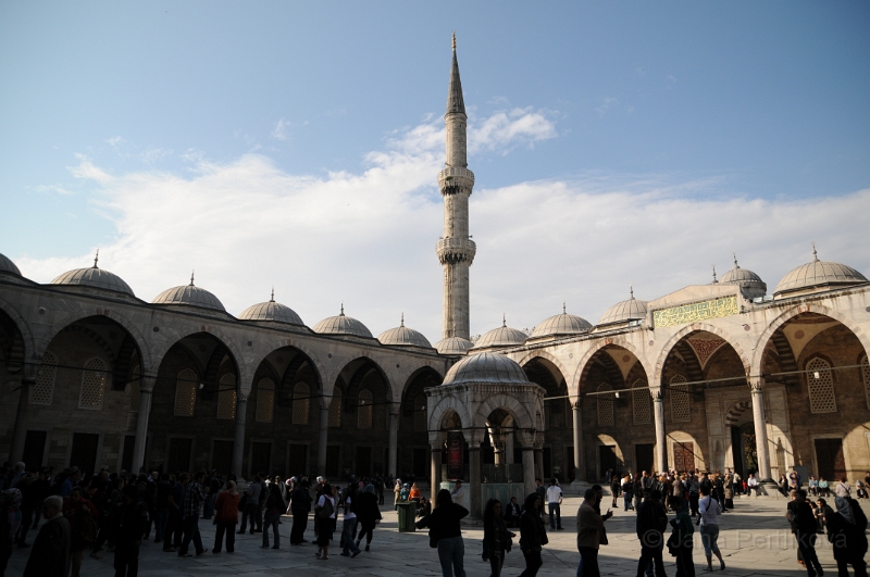 DSC_4407.JPG - Návštěvu interieru mešity jsme odložili a spolu s davy turistů se vydali přes nádvoří směrem k dalšímu cíli toho dne.