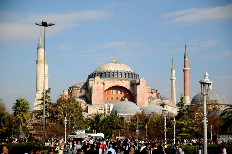 DSC_4414_1.jpg - Dalším cílem byla Hagia Sofia. Tento byzantský chrám z roku 537 byl po dobití Konstantinopole Osmany upraven na mešitu a dnes slouží jako muzeum.