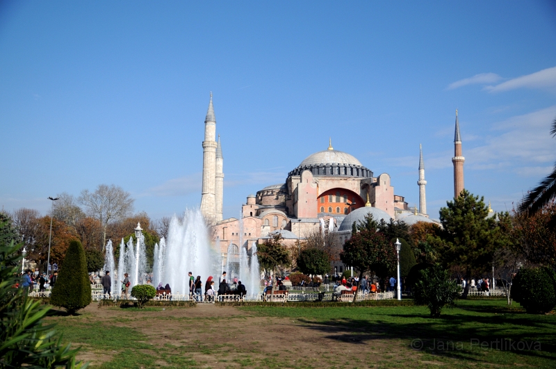 DSC_4425_2.jpg - Mezi Modrou mešitou a Hagia Sofia je park Sultan Ahmet s krásnou fontánou.