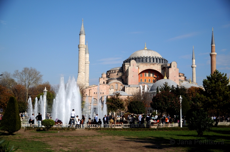 DSC_4435_2.jpg - Hagia Sofia má 4 minarety, které byly dostavěny později.