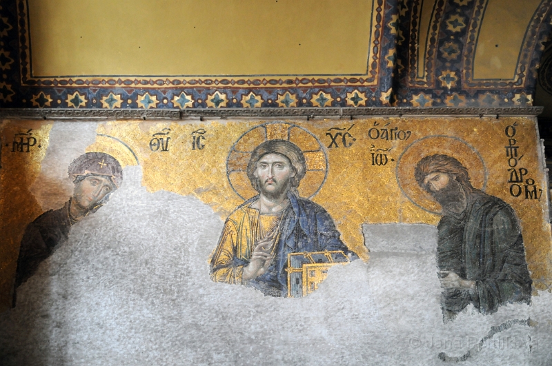 DSC_4528_1.jpg - Na ochozu se dochovaly některé vzácné mozaiky. Značně poničená mozaika Pany Marie a Jana Křtitele, jak prosí Ježíše za spásu lidí.