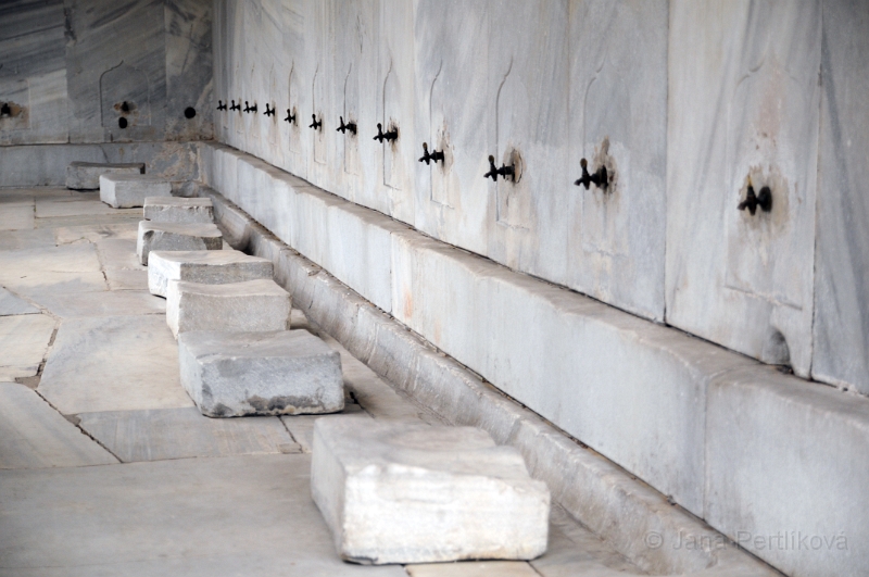 DSC_4599_1.jpg - Na vnější zdi Hagia Sofia je řada kohoutků a sedátek pro omývání.