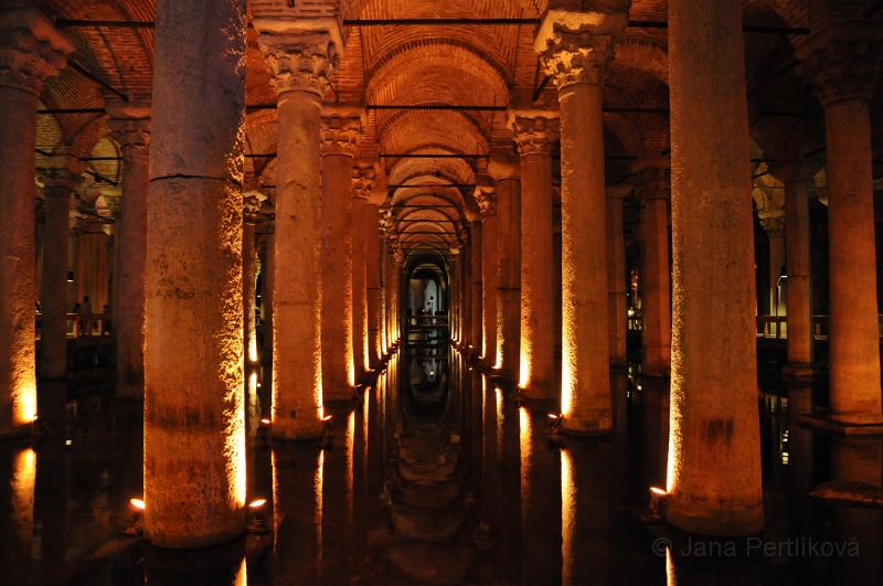 DSC_4766_1.jpg - The Basilica Cistern, Yerebatan Sarayi. Největší a nejkrásnější byzantská vodní zásobárna byla vybudována na příkaz císaře Justiniána I. (527-565) a pojala až 80.000 m3 vody. Po vstupu do cisterny se před námi prostírá velkolepý prostor s 336 mramorovými sloupy, z nichž každý měří 8m. Romantickou atmosféru místa dokreslují tóny hudby a barevné nasvícení.