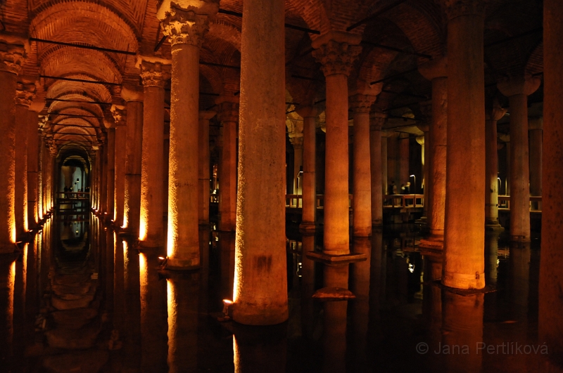 DSC_4772.JPG - V Istanbulu můžete najít na 70 podzemních zásobáren vody. Cisterna basilika či Yerebatan Sarayi je největší z nich. Tento podzemní „potopený palác“ je 141 metrů dlouhý a 73 metrů široký. Rezervoár má kapacitu 80.000 kubických metrů, voda byla přiváděna z Bělehradského lesa ze vzdálenosti 19 kilometrů pomocí akvaduktu. Při jeho stavbě prý zahynulo přes 7000 otroků.