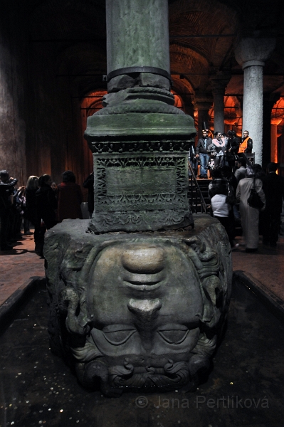 DSC_4826_1.jpg - Medůza, jedna z Gorgon, ženské monstrum podzemí. Dokázaly člověka proměnit v kámen a proto byly využívány k ochraně budov. Dle mytologie byla nakonec sama přemožena Perseem po pohlédnutí do zrcadla. V tomto období se věřilo, že sochy Medůz umístěné na bok či vzhůru nohama mohou ochránit budovu od poškození. A v takovýchto polohách je můžete spatřit i v Cisterně basilice.