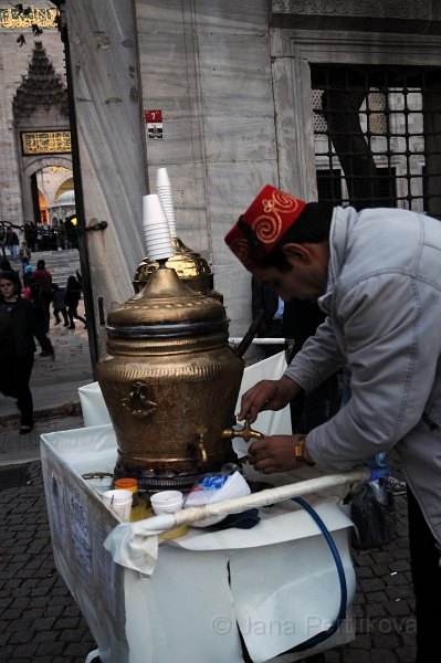 DSC_4865_1.jpg - Salep (sahlep) jsme si dali užívajíc si chladný podzimní istanbulský večer kousek od Modré mešity od pouličního prodavače. Je to tradiční horký nápoj z Blízkého východu, konzistencí připomínající řídkou krupicovou kaši a nám strašně moc chutná.Díky své vysoké energetické hodnotě a obsahu vápníku, fosforu, zinku, sodíku a vitamínů A, B a C bývá někdy považován za afrodiziakum. V Turecku je považován za lék proti nachlazení. Připravuje se ze směsi velmi jemně namletého salepového kořene a zázvoru, dochucené skořicí a slazené vanilkovým cukrem.