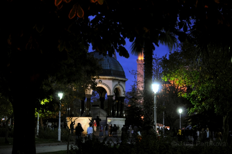 DSC_4896_2.jpg - V 5 hodin se už začíná smrákat. Znovu procházíme parkem Sultan Ahmet.