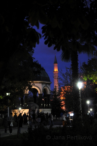 DSC_4904_1.jpg - Za německou fontánou prosvítá Hagia Sofia.