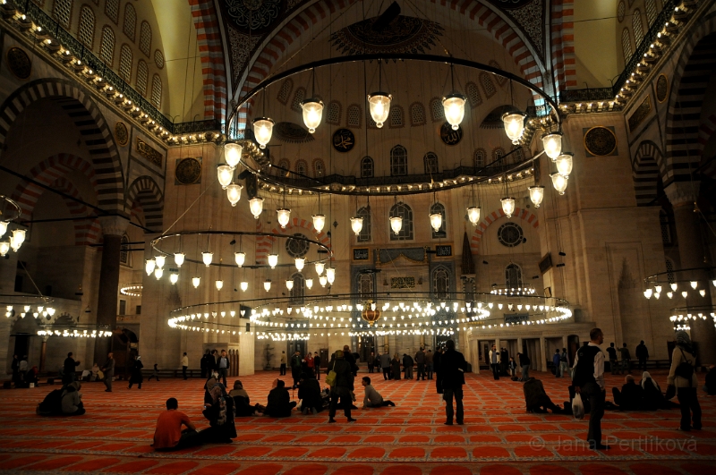 DSC_4932_1.jpg - Mešita Süleymaniye byla večer oteřená a nebyl čas motliteb, proto jsme zamířili dovnitř.