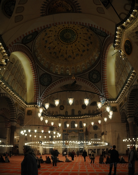 DSC_4933,4,5,6,7.JPG - Mešita Süleymaniye z roku 1558 je největší mešitou ve městě. Kopule se klene do výšky 53 metrů.