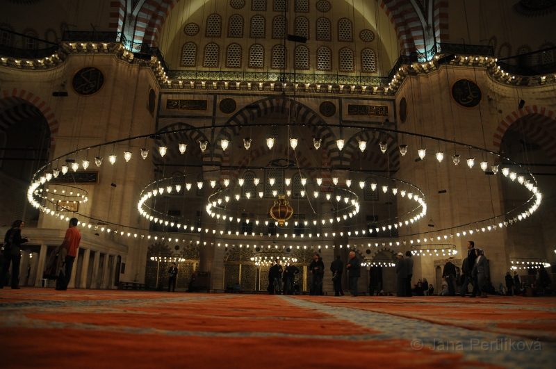 DSC_4955.JPG - Ve středu mešity Süleymaniye je zavěšený lustr ze soustředných kruhů světel.