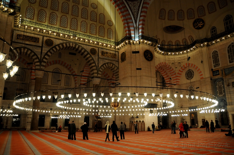 DSC_4985_1.jpg - Stejně jednoduchá je i výzdoba celé mešity Süleymaniye. Na rozdíl od jiných jsou zde iznické dlaždice použity ve velmi omezené míře.