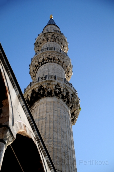DSC_5093_2.jpg - Druhý den jsme zahájili návštěvou mešity Sultan Ahmed zvané též Modrá mešita, která má jako jediná ve městě 6 minaretů. Jsou vysoké 64 metrů.