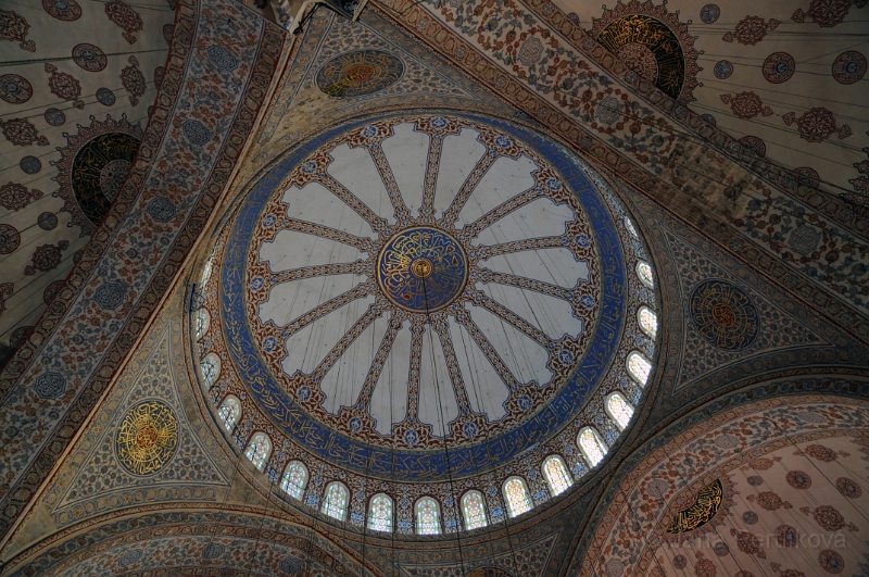 DSC_5096_1.jpg - Modrá mešita byla dokončena 1616 za vlády Ahmeda I. Kopule mešity má průměr 23,5 a výšku 43 metrů.