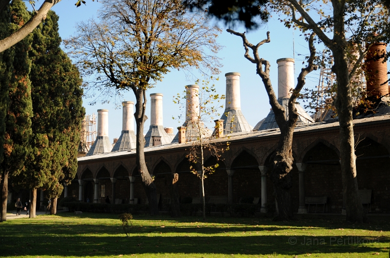 DSC_5188_1.jpg - Palác je komplex složený ze čtyř hlavních dvorů a spousty menších budov. Na druhém nádvoří je řada palácovách kuchyní.