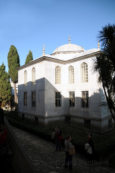DSC_5219_1.jpg - Uprostřed 3. nádvoří je knihovna Ahmeda III. Neoklasicisní budovu postavil v roce 1719 císařský architekt Mimar Beşir Ağa.