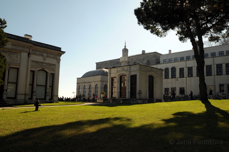 DSC_5300_1.jpg - Na 4. nádvoří je množství pavilonů. Na obrázku uprostřed je Šatní pavilon, vlevo za ním je Terasová mešita a úplně vzadu budovy ubytoven pážat.