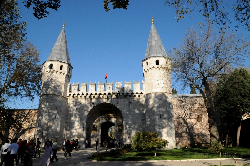 DSC_5553_1.jpg - Z paláce jsme vyšli Velkou bránou pozdravů. Jedině sultán směl touto branou projíždět na koni.