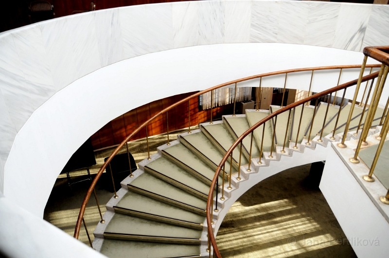 DSC_5630_2.jpg - Moderní schodoště do nejvyššího patra nové budovy muzea.