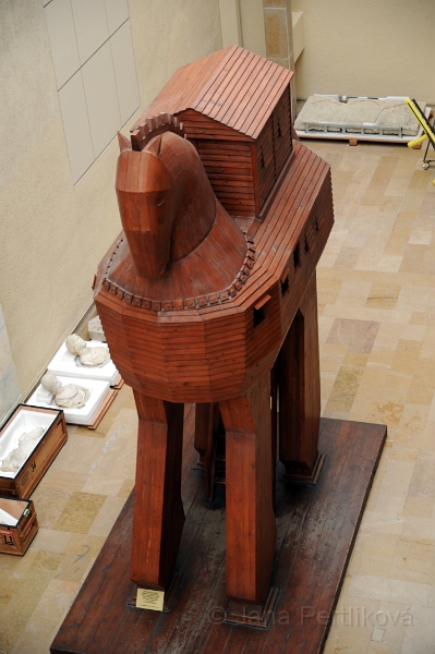 DSC_5647_1.jpg - Model trojského koně je částí dětského muzea, které bylo dočasně uzavřeno.