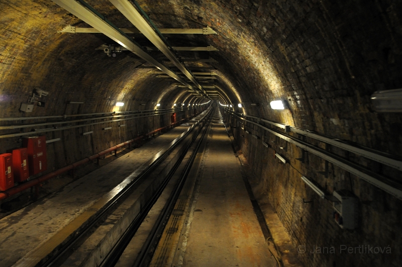 DSC_5854_1.jpg - Tünel je po londýnském metru druhým nejstarším na světě. Linka podle návrhu francouzského inženýra Henriho Gavanda byla otevřena 17. ledna 1874.
