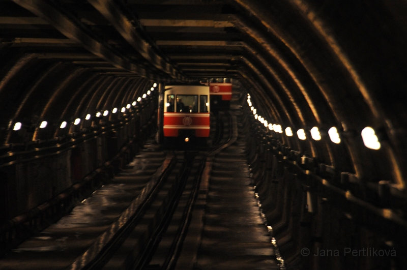 DSC_5910_1.jpg - Trať metra je jednokolejná s křížením uprostřed tunelu. Jako naše lanovka na Petřín :-)