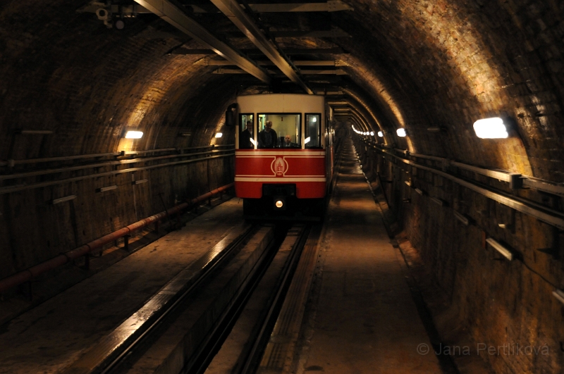 DSC_5926_1.jpg - Vozy metra jsou taženy lanem, takže z našeho pohledu jde spíš o podzemní lanovku.
